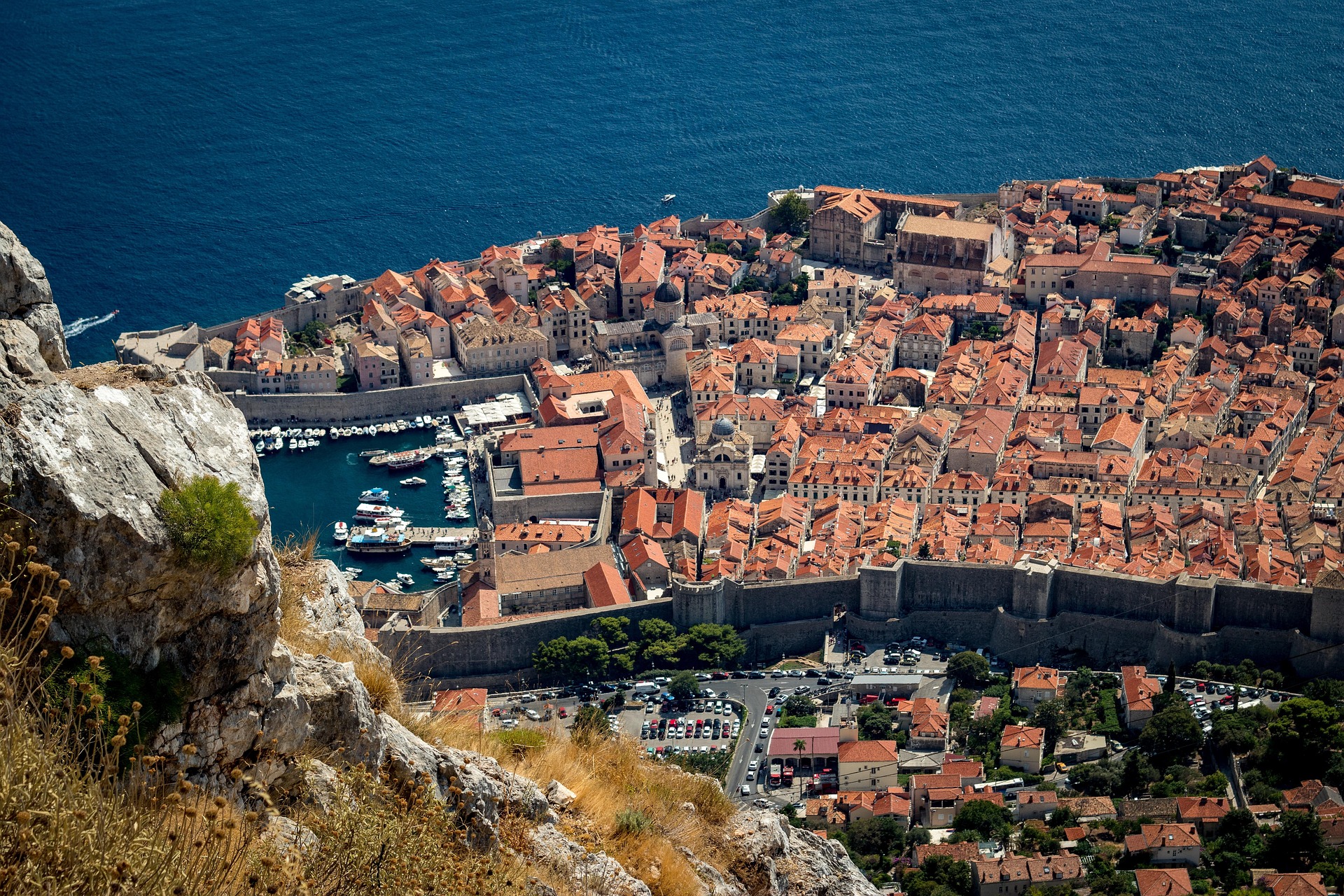 Vista aérea del casco antiguo de Dubrovnik y su puerto