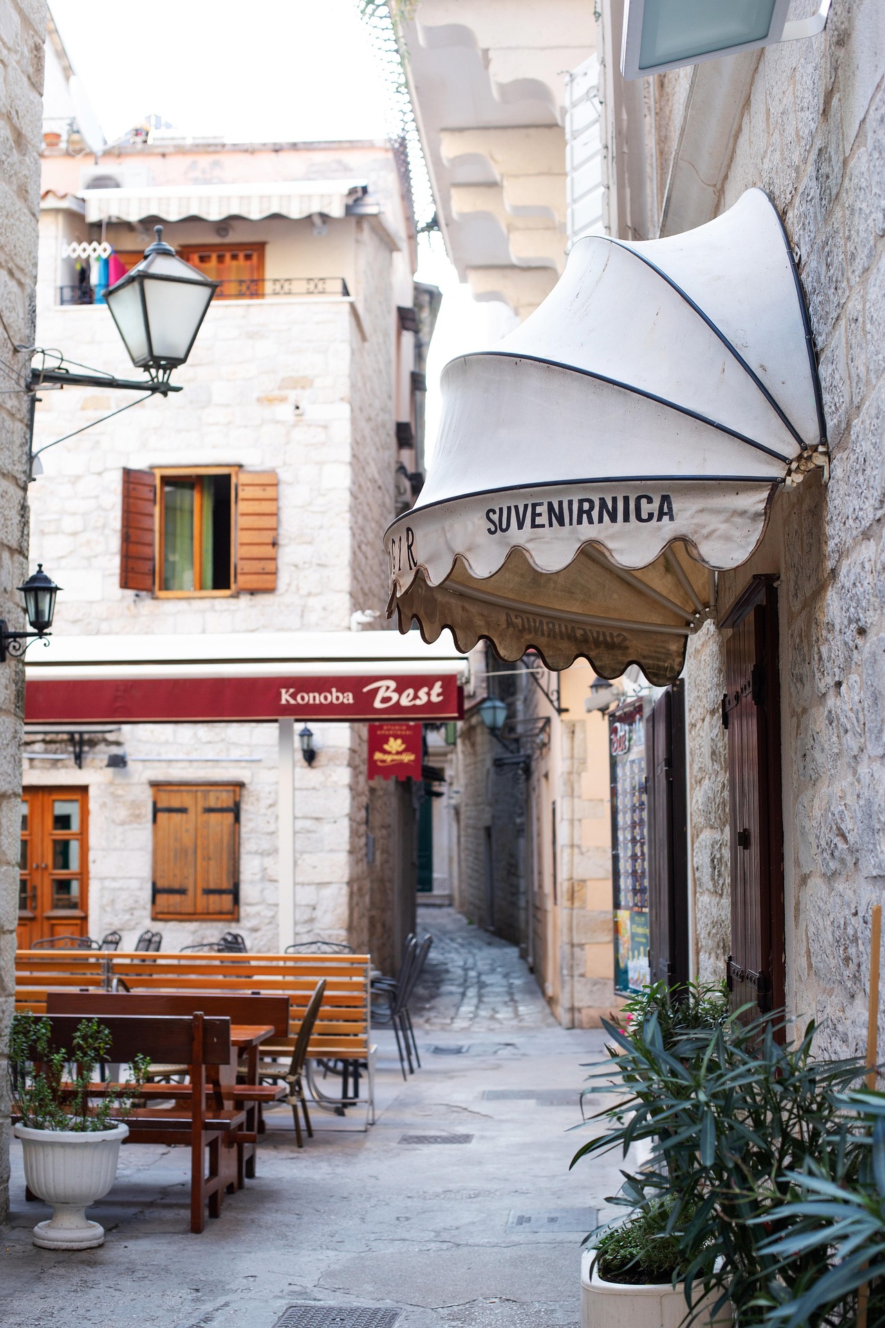 Callejón empedrado con café en el casco antiguo