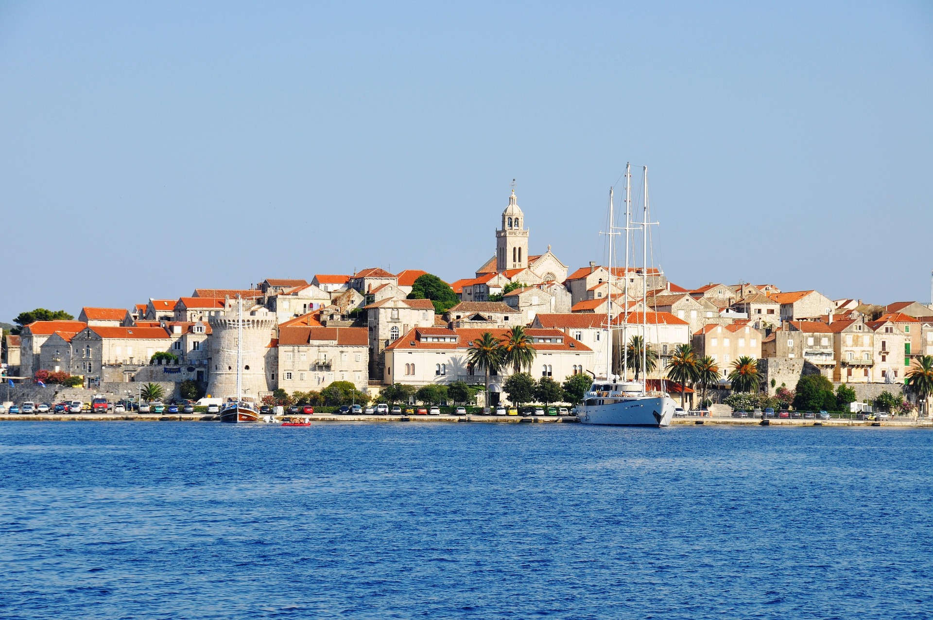 Ciudad amurallada de Korčula vista desde el mar