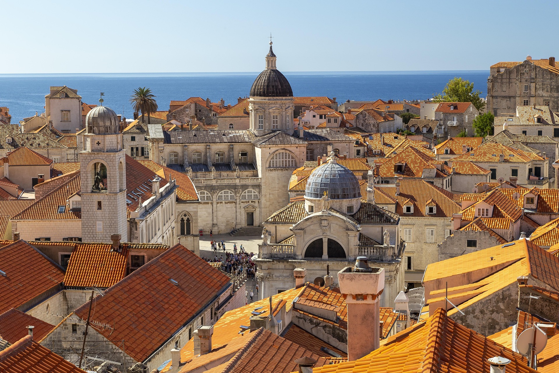 Tejados de terracota de Dubrovnik frente al mar Adriático