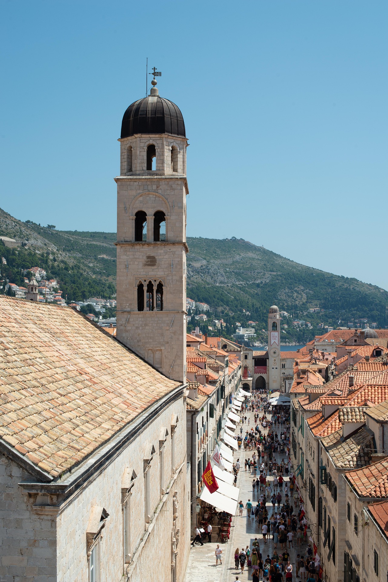 Calle Stradun de Dubrovnik con su campanario
